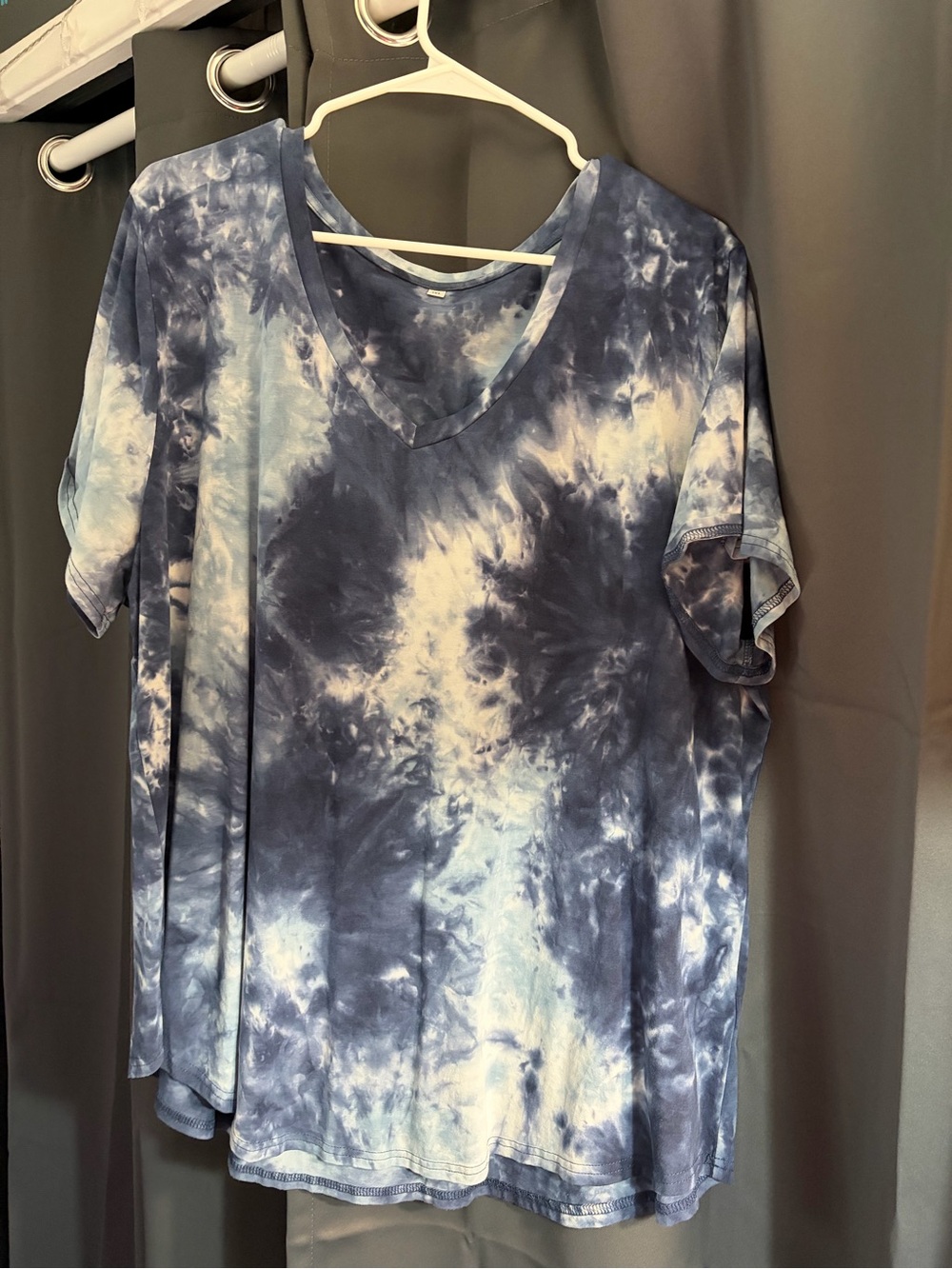 Women’s V-Neck Tie-Dye Tee in Blue and White